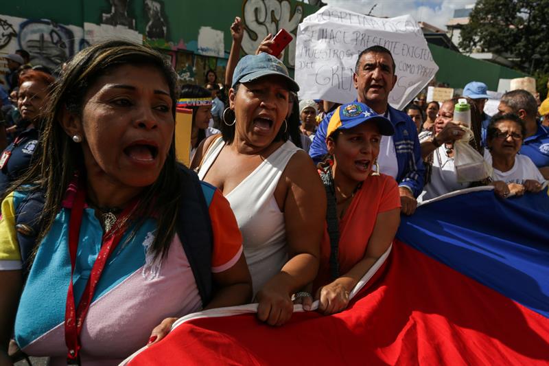 Trabajadores de la salud participan en una manifestación hoy, martes 7 de febrero de 2017, en las principales calles del centro de Caracas (Venezuela). EFE