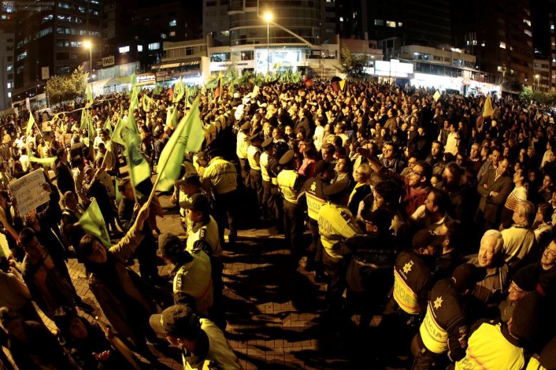 Cientos de seguidores de Lasso protestaron frente a las sedes del CNE / Foto La República