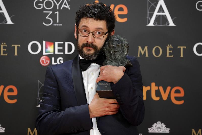  El actor Manolo Solo tras recibir el premio a "Mejor Actor de Reparto" por su trabajo en "Tarde para la ira", durante la gala de entrega de la XXXI edición de los Premios Goya que se celebra esta noche en el Marriott Auditorium Hotel, en Madrid. EFE