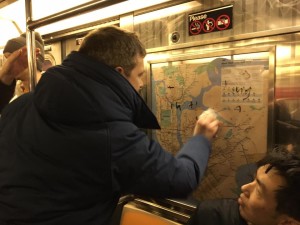 Usuarios del metro comenzaron a borrar las esvásticas