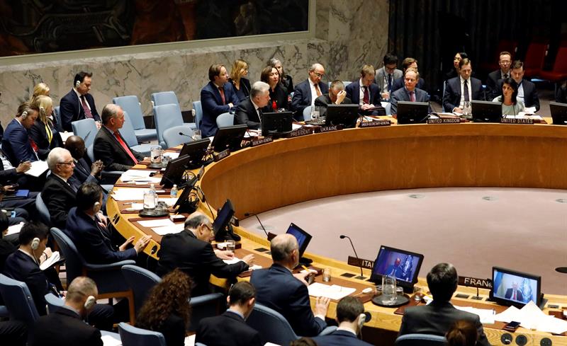 La nueva embajadora de Estados Unidos ante las Naciones Unidas (ONU), Nikki Haley (d-abajo), participa en un Consejo de Seguridad que discute la tensa situación en Ucrania hoy, jueves 2 de febrero de 2017, en la sede principal de la ONU en Nueva York (EE.UU.). EFE