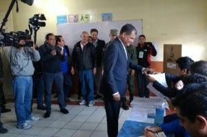 Foto: @RadioHuancavilk / Correa votó en el colegio San Francisco de Quito