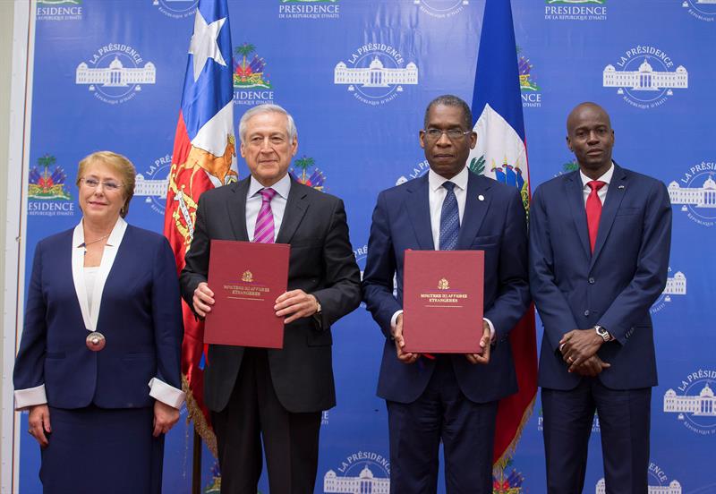 Desde la izquierda, la presidenta de Chile, Michelle Bachelet (i); su ministro de Relaciones de Exteriores, Heraldo Muñoz (2-i); el presidente haitiano, Jovenel Moise, y el canciller Antonio Rodriguez (d), durante una ceremonia de firma de acuerdos hoy, lunes 27 de marzo de 2017, en Puerto Príncipe (Haití). EFE