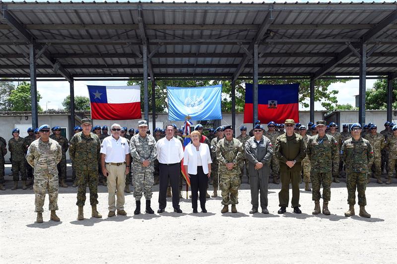  Fotografía cedida por la Presidencia de Chile que muestra a la presidenta Michelle Bachelet (c) durante una visita a un destacamento de soldados chilenos hoy, lunes 27 de marzo de 2017, en Cabo Haitiano (Chile). EFE