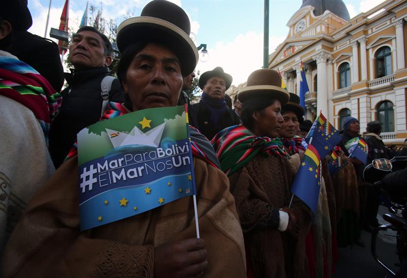 Mujeres indígenas aimaras participan de unos rituales indígenas ancestrales hoy, martes 21 de marzo de 2017, en la Plaza Murillo de La Paz (Bolivia). EFE