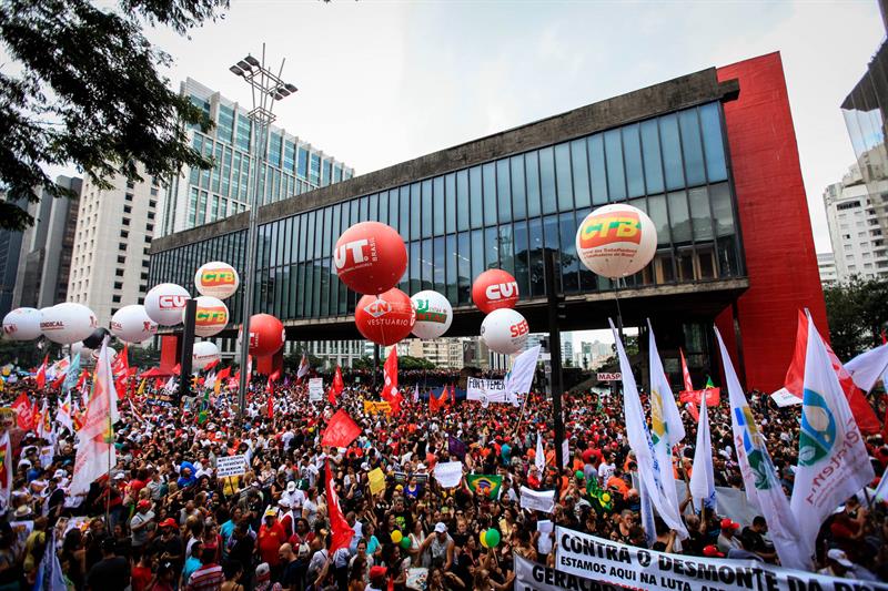 Cientos de personas participan en una manifestación hoy, miércoles 15 de marzo de 2017, en la Avenida Paulista de Sao Paulo (Brasil), en contra de la reforma al régimen de jubilaciones propuesto por el presidente Michel Temer. EFE