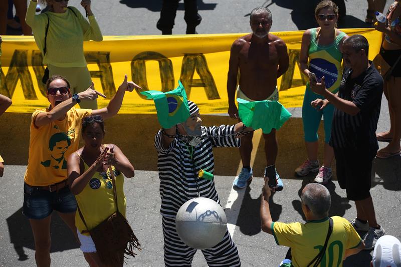 Un hombre vestido de preso y usando una máscara del expresidente Luis Inácio Lula da Silva, participa en una manifestación contra la corrupción hoy, domingo 26 de marzo de 2017, en la playa de Copacabana en la ciudad de Río de Janeiro (Brasil). EFE