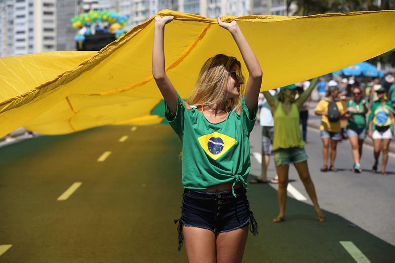 Brasileños participan en una manifestación contra la corrupción hoy, domingo 26 de marzo de 2017, en la playa de Copacabana en la ciudad de Río de Janeiro (Brasil). EFE