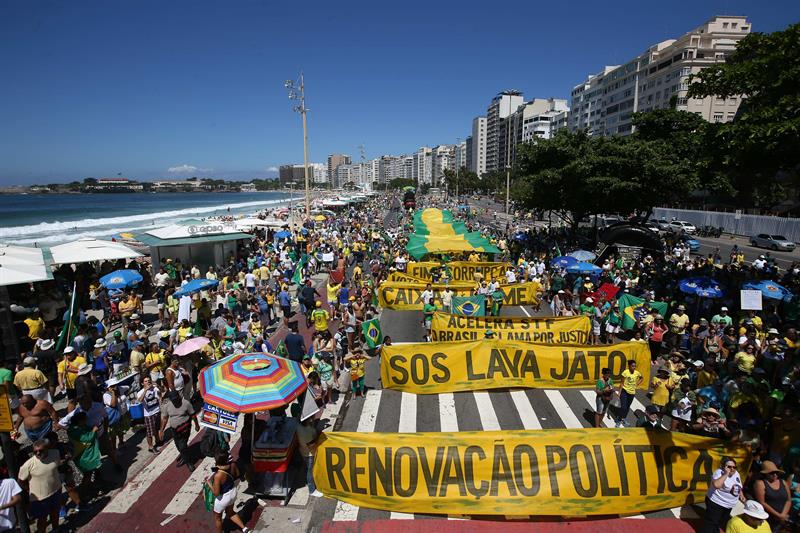 Brasileños participan en una manifestación contra la corrupción hoy, domingo 26 de marzo de 2017, en la playa de Copacabana en la ciudad de Río de Janeiro (Brasil). EFE