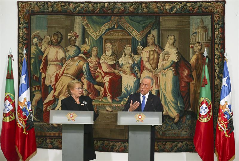 a presidenta de Chile, Michelle Bachelet (izq), y su homólogo portugués, Marcelo Rebelo de Sousa, dan una rueda de prensa conjunta tras mantener una reunión en Paco de Sao Miguel, en la ciudad de Évora (Portugal), hoy, 30 de marzo de 2017. EFE