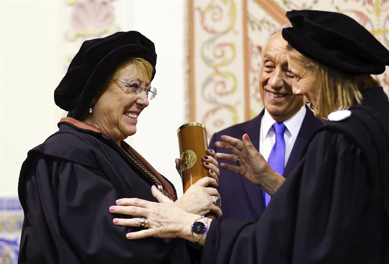 La presidenta de Chile, Michelle Bachelet (i) conversa con la rectora de la Universidad de Évora, Ana Maróa Costa Freitas (d) junto al presidente portugués, Marcelo Rebelo de Sousa (c) tras ser reconocida con el grado de doctor honoris causa en la Universidad de Évora, Portugal hoy 30 de marzo de 2017. EFE