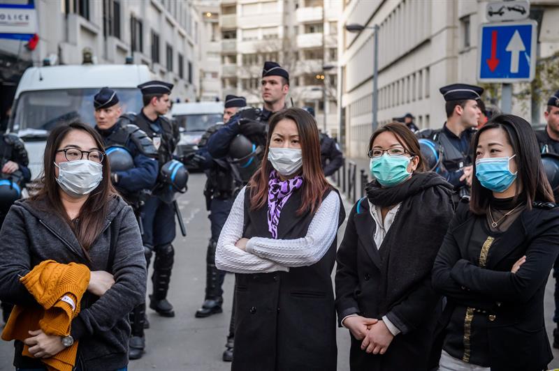 Los miembros de la comunidad china francesa se reúnen frente a una comisaría de policía para protestar contra la violencia policial en París, Francia, hoy, martes 28 de marzo de 2017. EFE