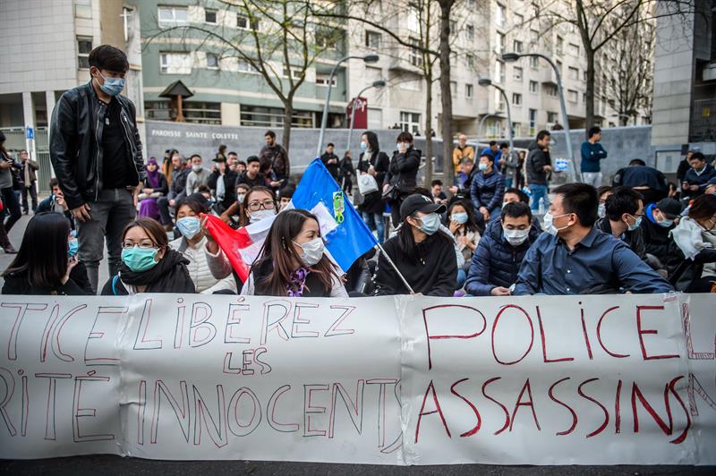  Los miembros de la comunidad china francesa se reúnen frente a una comisaría de policía para protestar contra la violencia policial en París, Francia, hoy, martes 28 de marzo de 2017. EFE