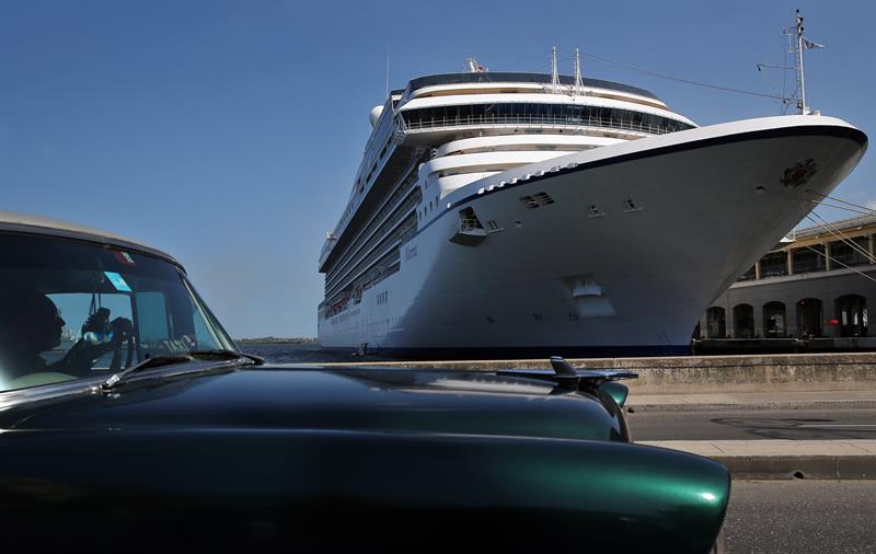 El crucero "Marina" de la compañía Norwegian Cruise Line Holdings Ltd., con sede en la Florida (EE.UU.), permanece fondeado en la bahía de La Habana (Cuba) hoy, jueves 09 de marzo de 2017. EFE