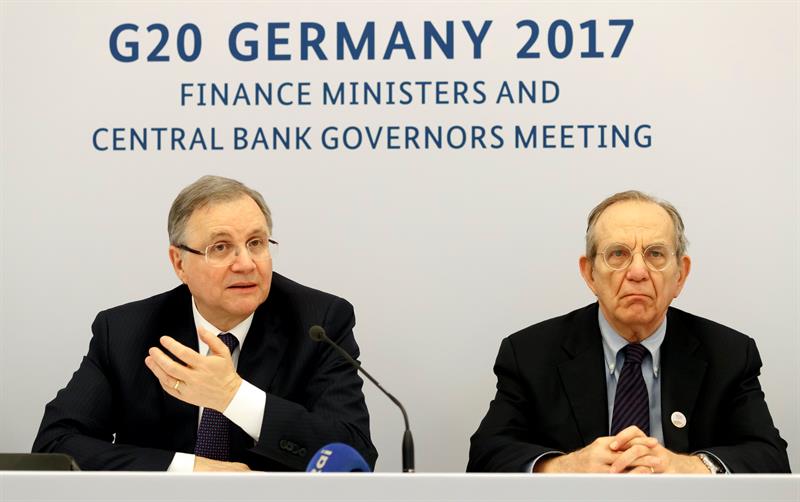  El ministro de Finanzas de Italia, Pietro Carlo Padoan, y el gobernador del Banco, Ignazio Visco, asistieron a una conferencia de prensa tras la reunión de los Ministros de Finanzas y Gobernadores de los Bancos del G20 en Baden. EFE