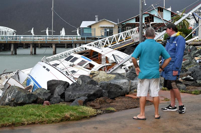 - Residentes inspeccionan los daños en Shute Harbour, Airlie Beach, (Australia) hoy, miércoles 29 de marzo de 2017, a causa del paso del ciclón Debbie. EFE