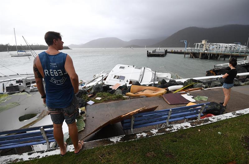 Residentes inspeccionan los daños en Shute Harbour, Airlie Beach, (Australia) hoy, miércoles 29 de marzo de 2017, a causa del paso del ciclón Debbie. EFE