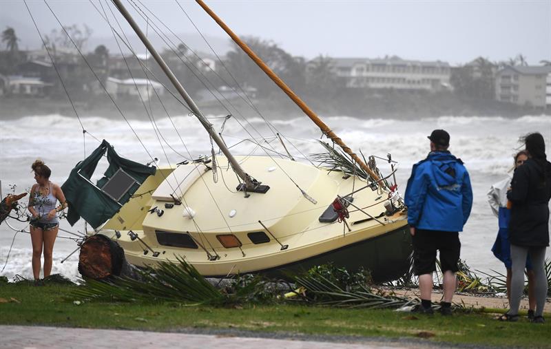 Residentes inspeccionan los daños en Shute Harbour, Airlie Beach, (Australia) hoy, miércoles 29 de marzo de 2017, a causa del paso del ciclón Debbie. EFE