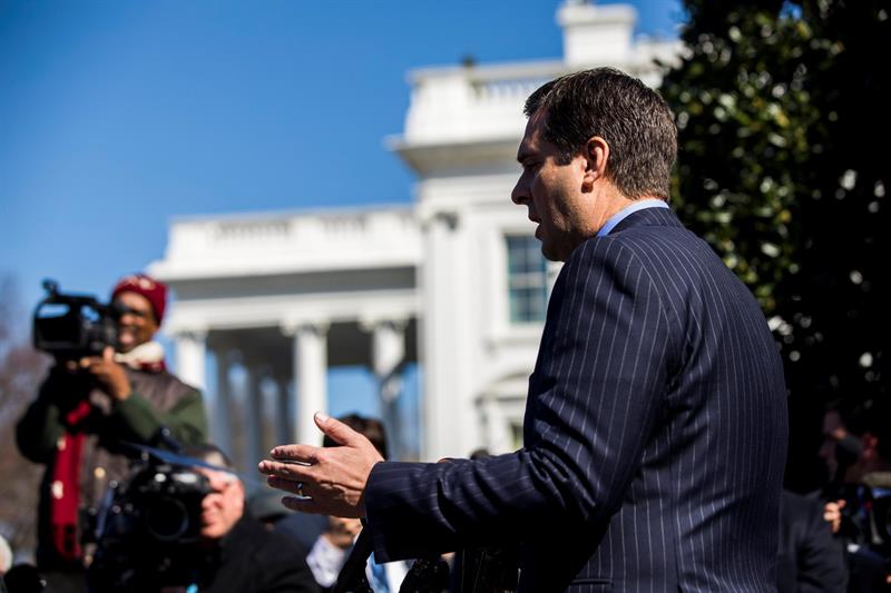  El presidente del Comité de Inteligencia de la Cámara baja, Devin Nunes, durante una rueda de prensa tras su reunión con el presidente de EE.UU., Donald Trump, delante de la Casa Blanca en Washington, Estados Unidos. EFE