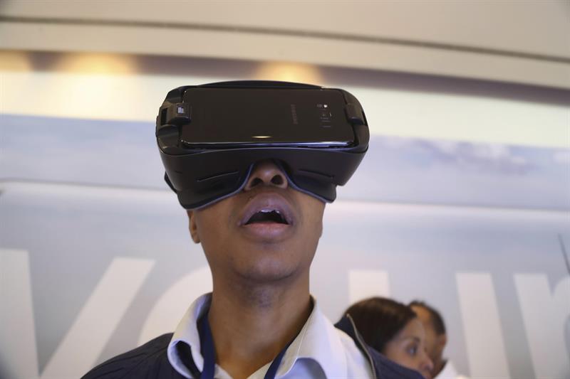 Un hombre usa unas gafas de realidad virtual durante la presentación de los Galaxy S8 y S8, con pantallas de 5,8 y 6,2 pulgadas en un evento celebrado en el Centro Lincoln de Nueva York, Estados Unidos hoy 29 de marzo de 2017. EFE