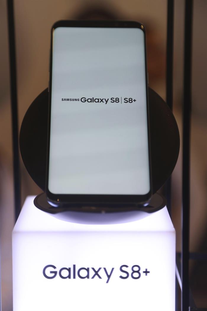 Vista de el Galaxy S8 durante su presentación en un evento celebrado en el Centro Lincoln de Nueva York, Estados Unidos hoy 29 de marzo de 2017. EFE