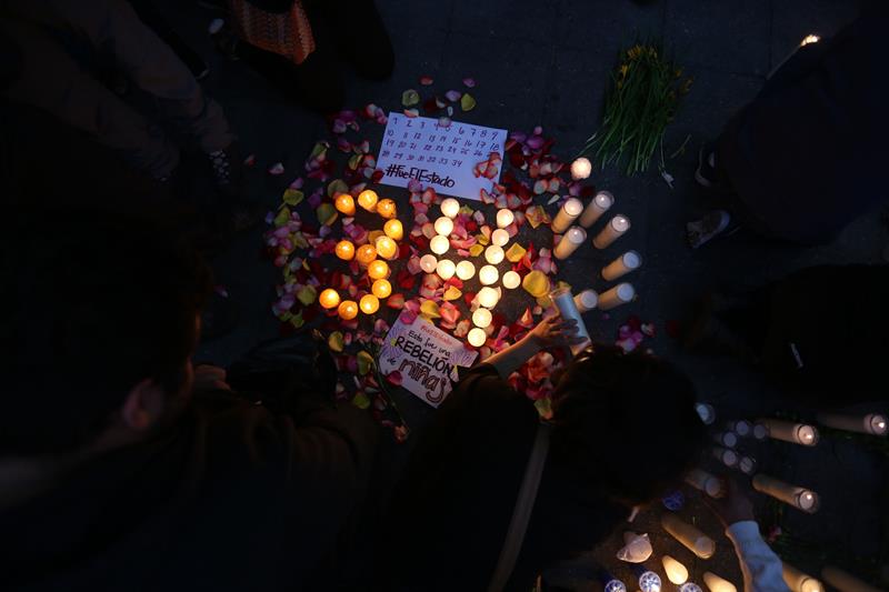 Un grupo de personas forma el número 34 con velas encendidas durante una vigilia en la que cientos de guatemaltecos protestan contra el Gobierno hoy, jueves 9 de marzo de 2017, frente a Palacio Nacional de la Cultura, en ciudad de Guatemala (Guatemala). EFE