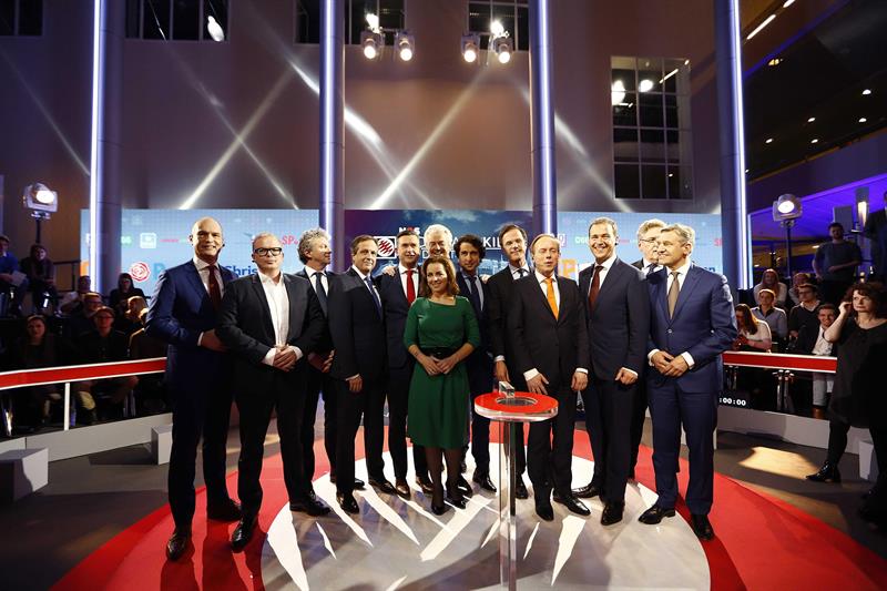 Los líderes políticos posan para las fotos hoy, martes 14 de marzo de 2017, durante un debate televisado en La Haya (Holanda), antes de las elecciones generales programadas para mañana. EFE