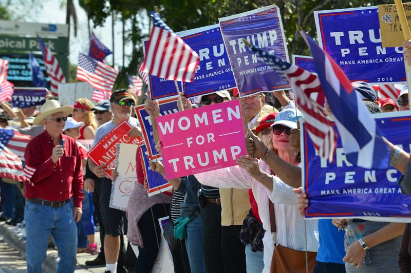 Cientos de personas se manifiestan a favor del presidente de los Estados Unidos, Donald Trump, en los alrededores del Tropical Park, en la calle 40 del Southwest, en la ciudad de Miami, Florida, EE.UU. hoy, sábado 4 de marzo de 2017. EFE