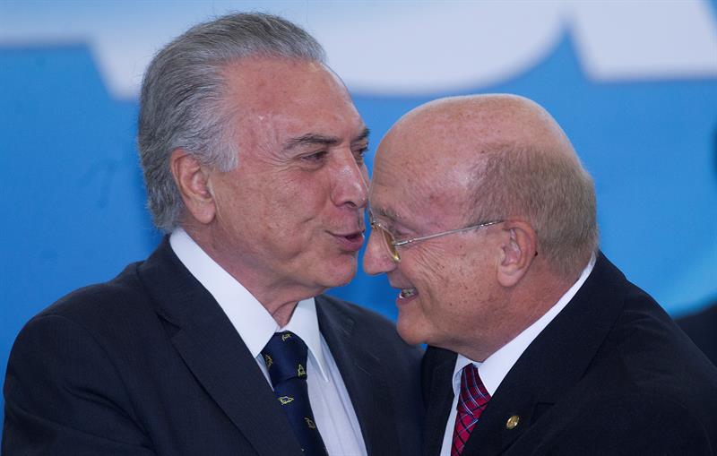 El presidente de Brasil, Michel Temer (i), saluda al nuevo ministro de Justicia brasileño, Osmar Serraglio (d), durante una ceremonia oficial de Gobierno en el Palacio de Planalto hoy, martes 7 de marzo de 2017, en Brasilia (Brasil). EFE