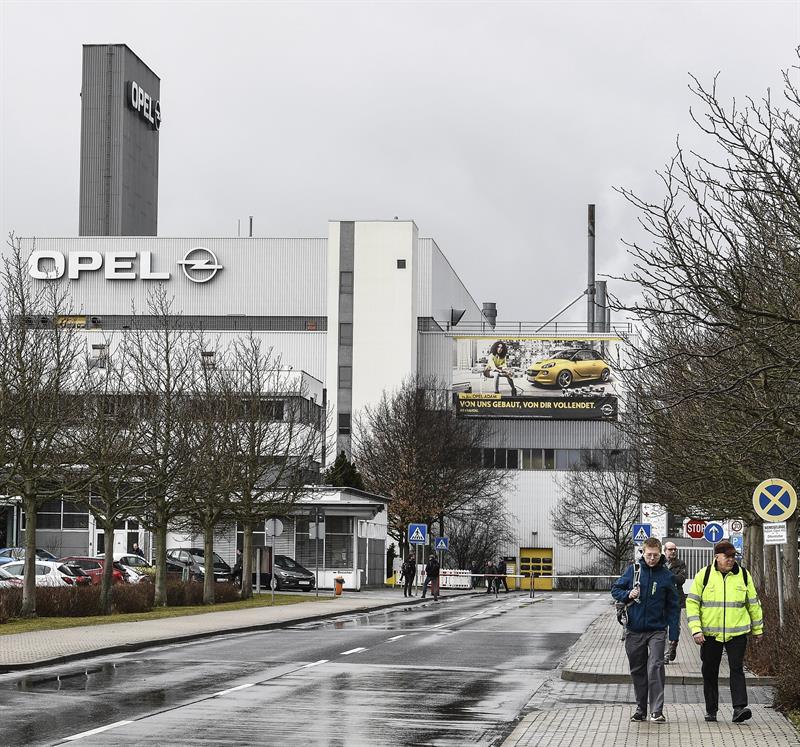 Trabajadores de la fábrica de Opel abandonan el edificio en un cambio de turno, en Eisenach (Alemania) hoy, 6 de marzo de 2017. EFE
