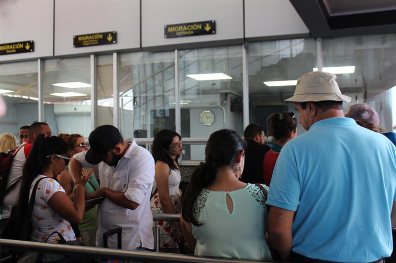 Inmigrantes y turistas hacen fila para ingresar a Panamá hoy, jueves 2 de marzo de 2017, en el puesto fronterizo con Costa Rica de Paso Canoas. EFE