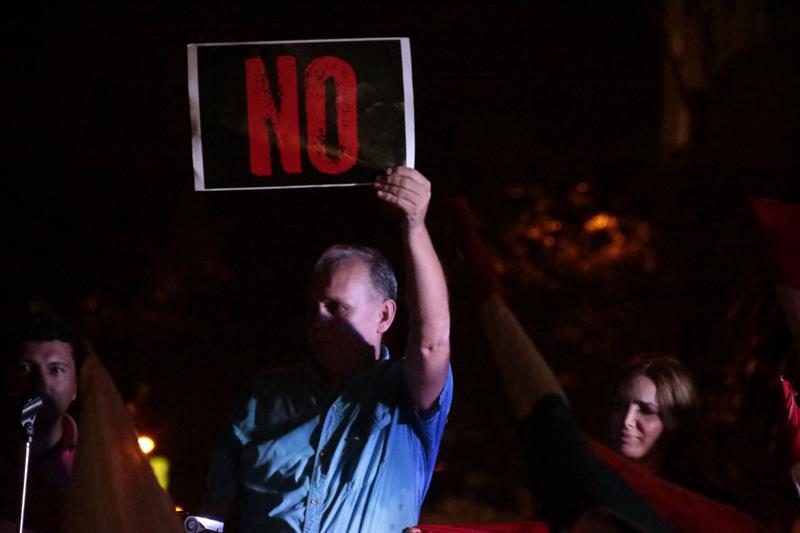 El intendente de Asunción, Mario Ferreiro, sostiene un cartel con la palabra "no" en relación al proyecto de enmienda presidencial durante una movilización celebrada hoy, martes 28 de marzo, en el centro de Asunción. EFE