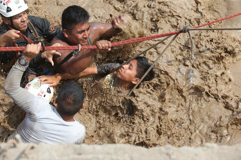 Personal de la policía nacional del Perú rescata hoy, viernes 17 de marzo del 2017, a personas atrapadas por las inundaciones producidas por el desborde de los ríos Rímac y Huaycoloro en el sector denominado Carapongo al este de la ciudad de Lima (Perú). EFE