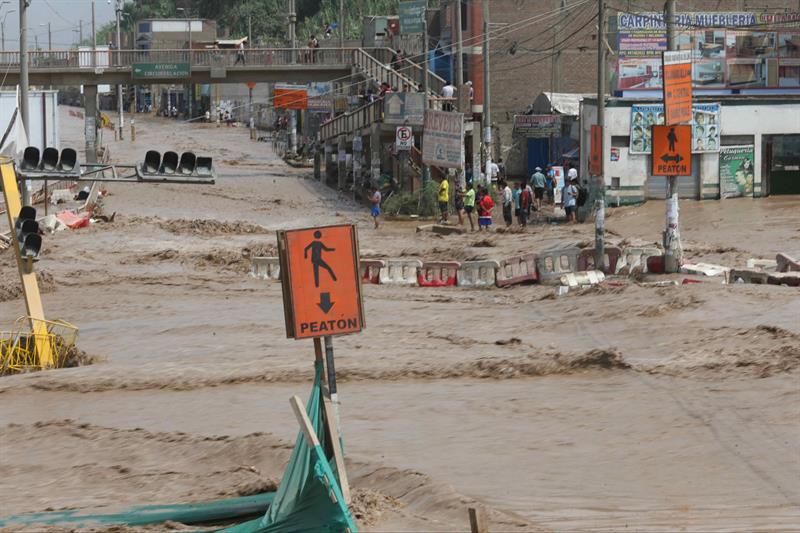 Vista general del viernes 17 de marzo del 2017, de personas atrapadas por las inundaciones producidas por el desborde de los ríos Rímac y Huaycoloro en el sector denominado Carapongo al este de la ciudad de Lima (Perú). EFE