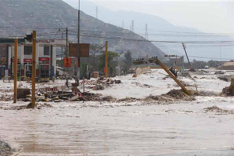 Vista general el viernes 17 de marzo del 2017, de las inundaciones producidas por el desborde de los ríos Rímac y Huaycoloro en el sector denominado Carapongo al este de la ciudad de Lima (Perú). EFE