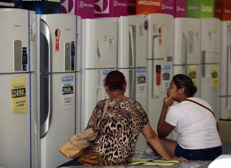 Vista de dos mujeres observando neveras hoy, martes 07 de marzo de 2017, en Río de Janeiro, Brasil.EFE