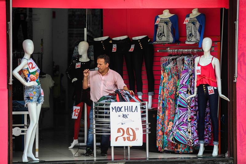 Vista de una tienda de ropa hoy, martes 07 de marzo de 2017, en Sao Paulo, Brasil. EFE