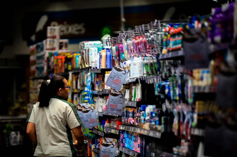 Una mujer observa productos en una tienda hoy, martes 07 de marzo de 2017, en Sao Paulo, Brasil. EFE