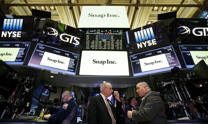 Vista del logo de Snap, la empresa matriz de Snapchat, antes de su oferta pública de venta en las pantallas de la Bolsa de Nueva York, Estados Unidos, hoy, 2 de marzo de 2017. EFE