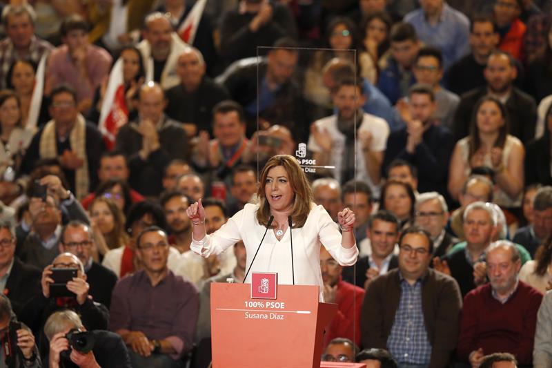 La presidenta andaluza, Susana Díaz, durante el gran acto político que ha tenido lugar hoy en Madrid, en el que ha anunciado oficialmente su candidatura a las primarias para liderar el PSOE, una carrera en la que se medirá con Pedro Sánchez y con Patxi López. EFE