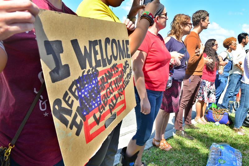 Decenas de mujeres participan en una protesta hoy, miércoles 8 de marzo de 2017, frente a la oficina de campo de los Servicios de Ciudadanía e Inmigración (USCIS) de los Estados Unidos, en Miami, Florida (EE.UU.). EFE