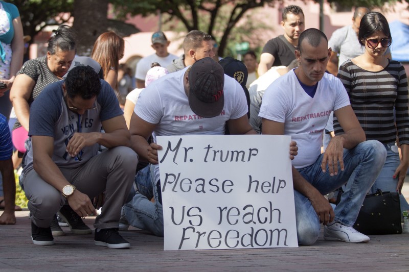 Some 300 Cubans are in Nuevo Laredo, Tamaulipas, Mexico on April 8, 2017 expecting to be allowed the seek refuge in the United States. The U.S. on January 1e, 2017 removed the immigration privileges for the Cubans who now need a visa to enter the country. / AFP PHOTO