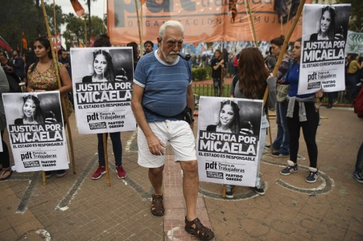 Women demonstrate on April 11, 2017 at Plaza de Mayo square in Buenos Aires against gender violence and in solidarity with Argentina's latest femicide victim, 21-year-old Micaela Garcia, a "Ni Una Menos" (Not One Less) movement activist, whose body was found Saturday in a rural field in Gualeguay, Entre Rios province. A feminicide occurs every 30 hours in Argentina. / AFP PHOTO / EITAN ABRAMOVICH