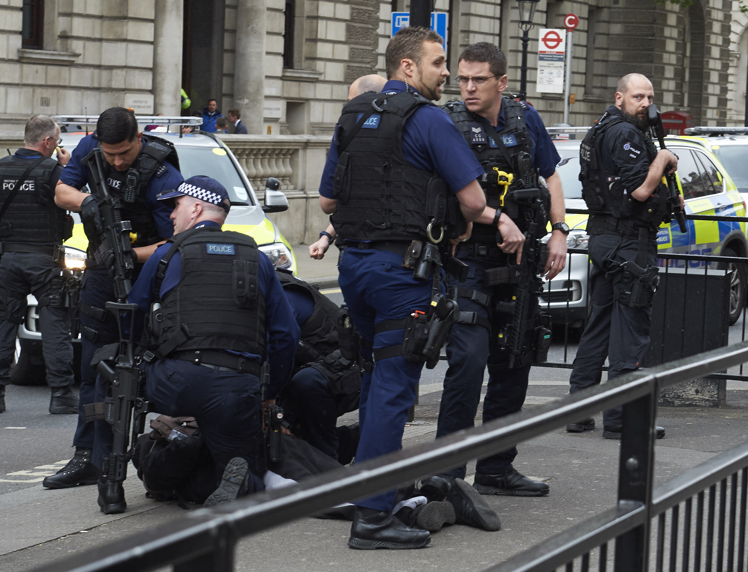 Firearms officiers from the British police detain a man on the ground on Whitehall near the Houses of Parliament in central London on April 27, 2017 before the man was taken away by police.  Metropolitan police attended an incident on Whitehall in central London near the Houses of Parliament where one man was arrested, police said. / AFP PHOTO / Niklas HALLE'N