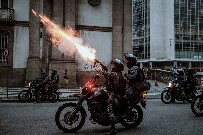 The military police shoot against protesters during the nationwide strike called by unions opposing austerity reforms in Rio de Janeiro, Brazil, on April 28, 2017. Major transportation networks schools and banks were partially shut down across much of Brazil on Friday in what protesters called a general strike against austerity reforms in Latin America's biggest country. / AFP PHOTO / YASUYOSHI CHIBA