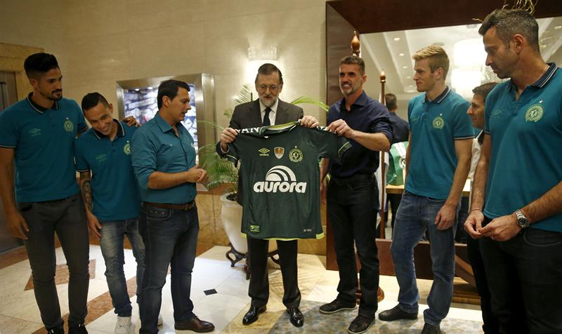 Presidente español Mariano Rajoy con equipo de futbol brasilero "Chapecoense" 