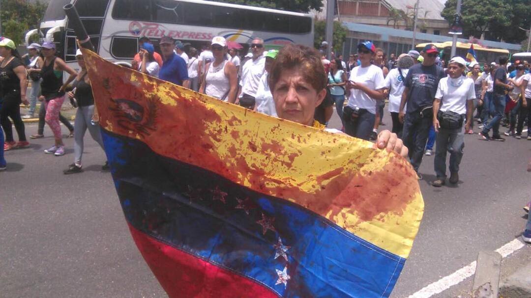 Bandera que llevaba el fallecido de 17 años