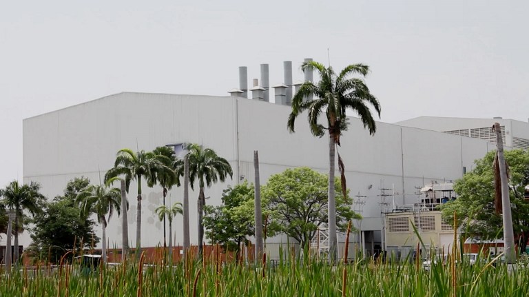 Video grab of US auto-maker General Motors plant in Valencia, Venezuela, on April 20, 2017, following its seizure by the Venezuelan government. General Motors has shut down its Venezuelan operation and laid off 2,678 people after the crisis-struck Latin American country nationalized the plant and seized cars, the company says. / AFP PHOTO / AFP TV / Marcos GUEDEZ