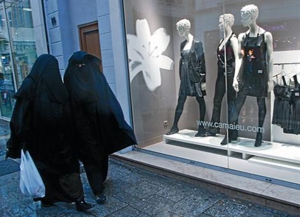 Mujeres con velo islamico caminando por Alemania 