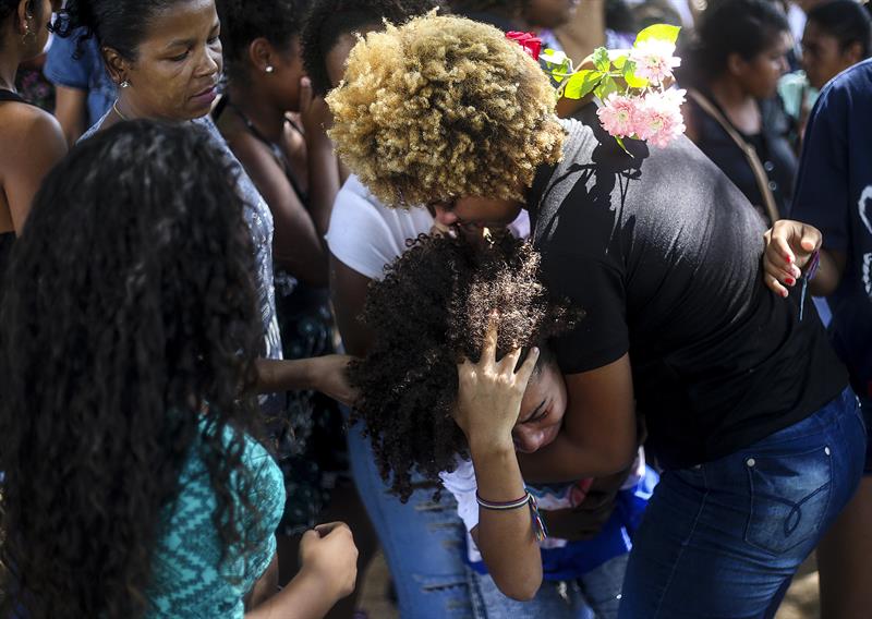 Familiares y amigos de María Eduarda Alves, la niña de 13 años que falleció esta semana a consecuencia de balas perdidas, asisten a su funeral hoy, sábado 1 de abril de 2017, en un cementerio de Río de Janeiro (Brasil). EFE